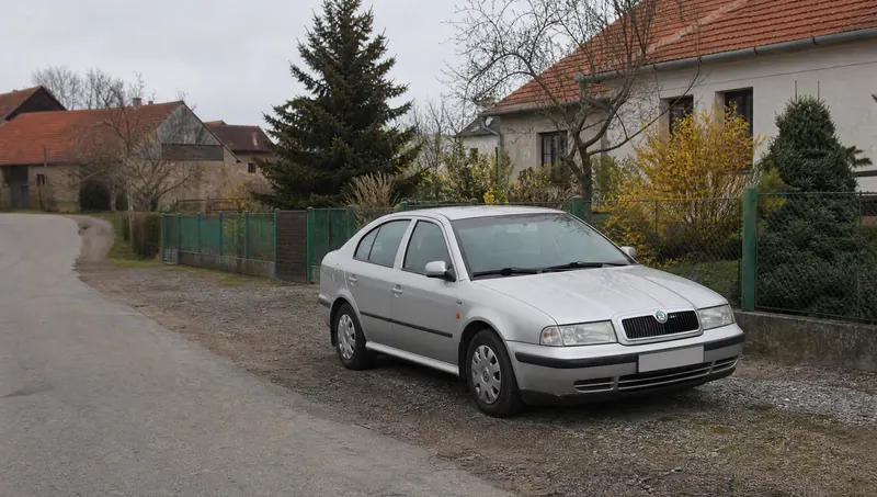 Likvidace vozidel Praha – ilustrační stříbrná škoda octavia u rodinného domu čeká na odtah Stříbrná Škoda Octavia u rodinného domu čeká na odtah – ilustrační likvidace vozidel Praha