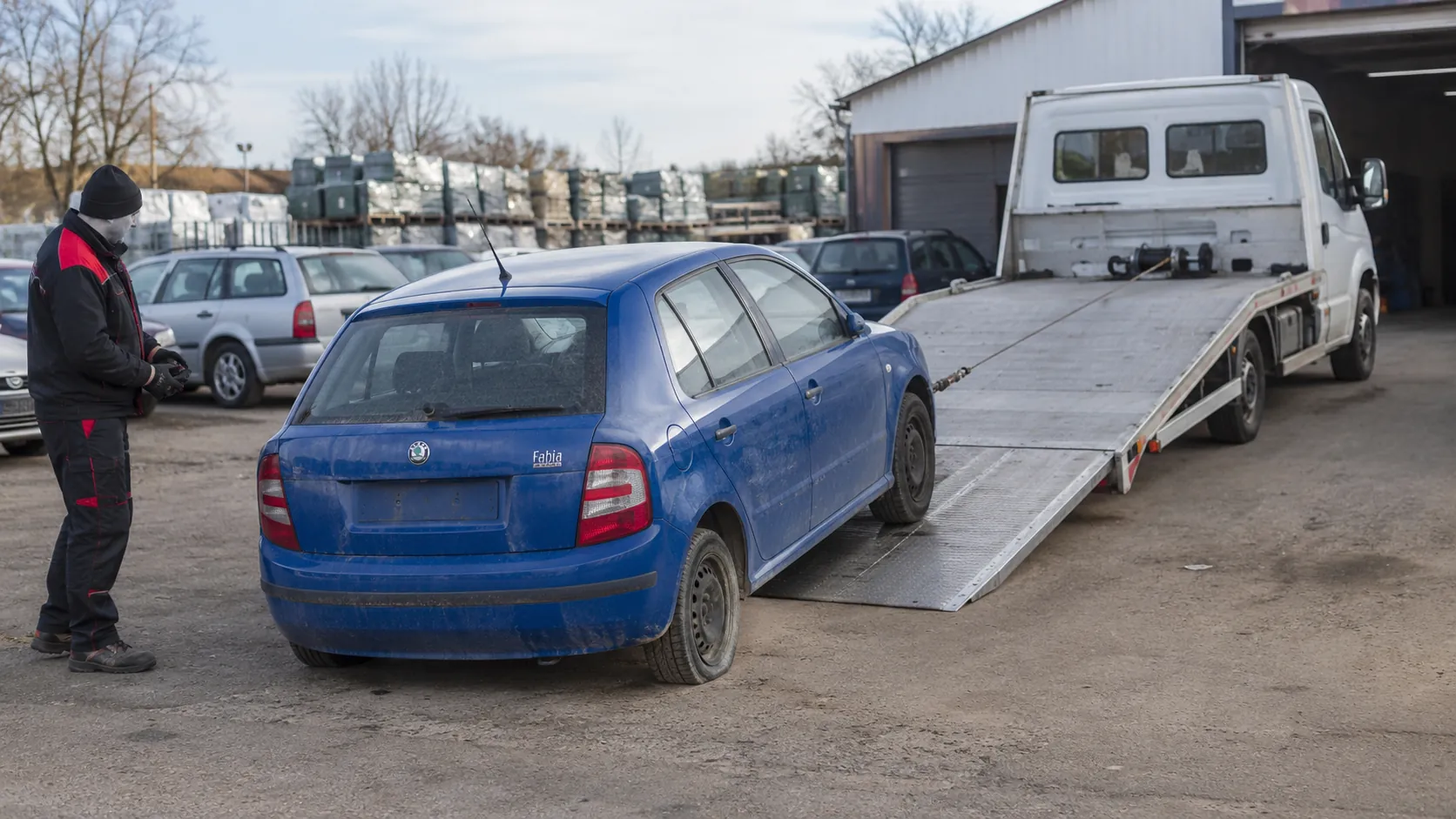 Příprava vozidla Škoda Fabia k naložení na odtahovou plošinu