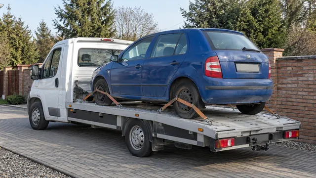 Bílý odtahový vůz s upevněným vozidlem Škoda na hliníkové plošině